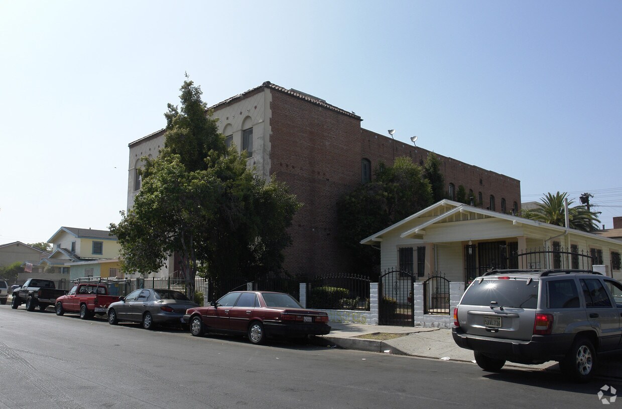 Building Photo - 5533 Sierra Vista Ave