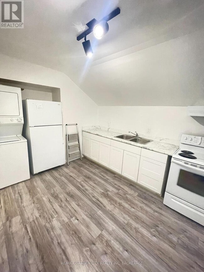 Building Photo - 99 Page St