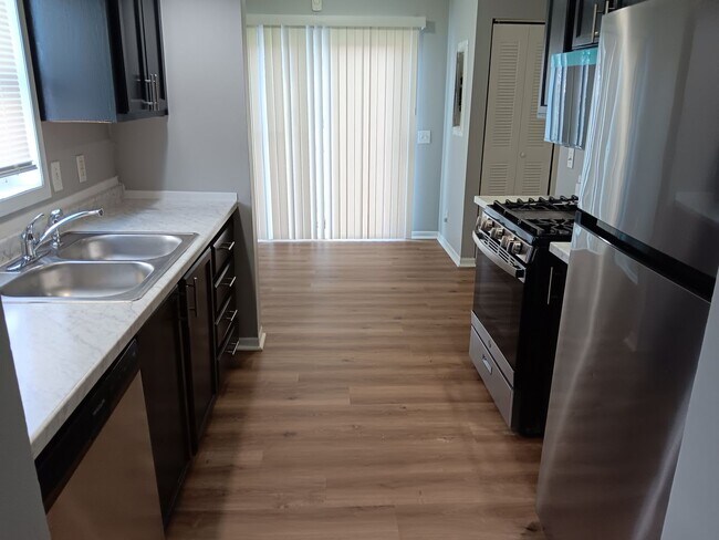 Foto del edificio - For Rent - Four-Bedroom Two-Bathroom Home Available NOW!