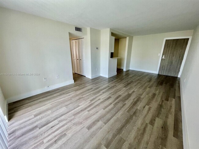 Foto del edificio - 8101 Crespi Blvd