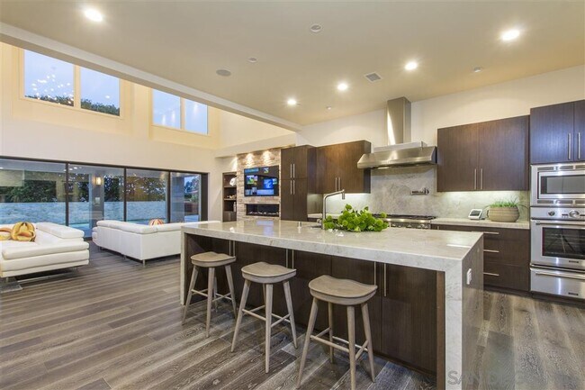 Building Photo - 9521 La Jolla Farms Rd