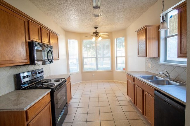 Building Photo - 2204 Wildwood Ln