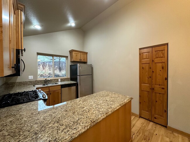 Building Photo - 3 Bed, 2 Bath Northeast Bend Haven - Hardw...