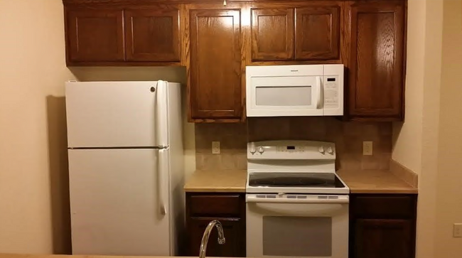 Building Photo - 2306 Breezy Dr
