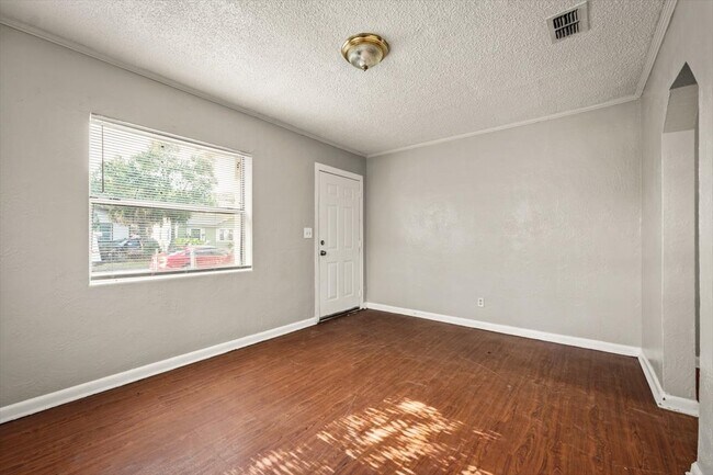 Foto del edificio - 1829 Lambert St