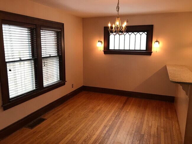 Building Photo - 637 Fellows Ave