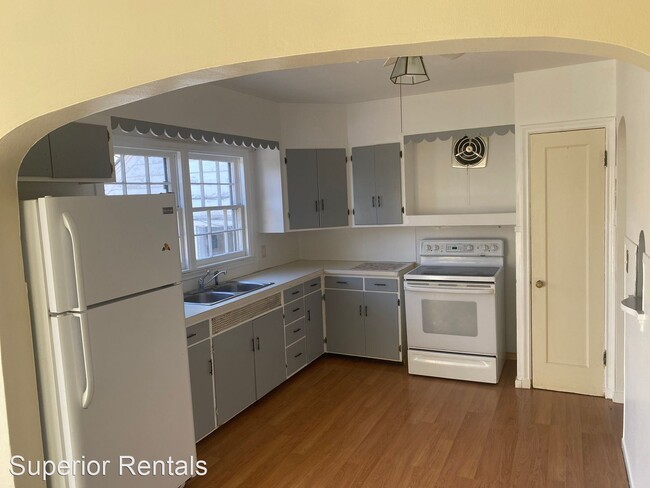 Building Photo - 3 br, 1 bath House - 210 East 9th Street