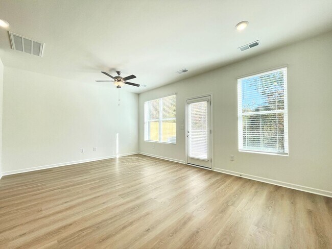 Foto del edificio - Affordable, New Construction Townhome with Smart Home Technology - Pets Welcome - Ask Us About Mo...