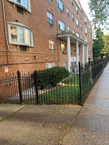 Primary Photo - 5920 N Kenmore Ave