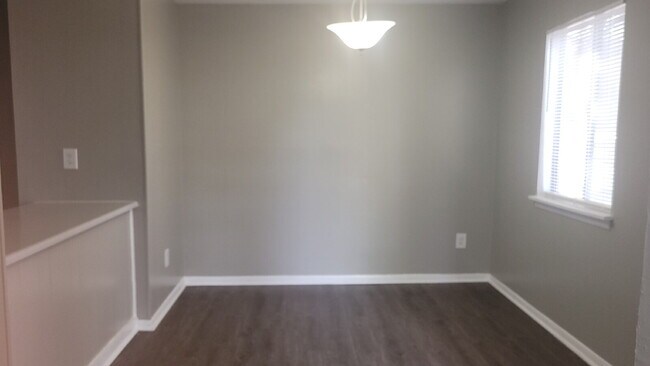 Foto del edificio - 906 Candlewood Dr NW