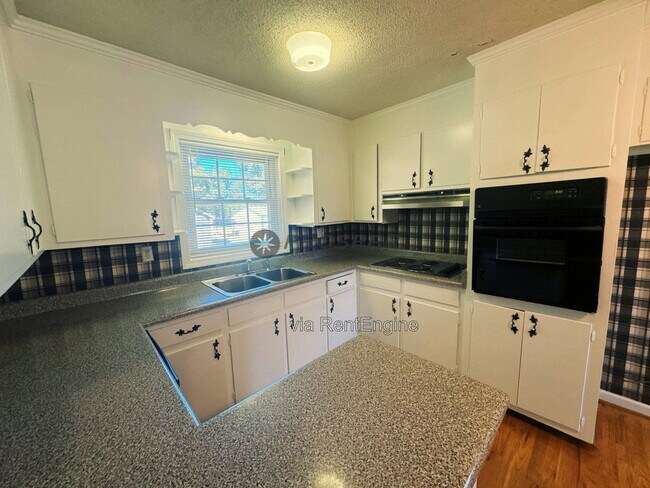 Foto del edificio - 318-313 3 Bridges Rd