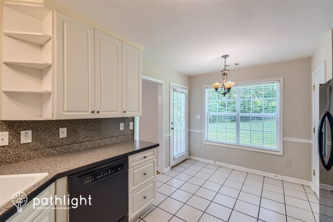 Building Photo - 180 Carriage Circle