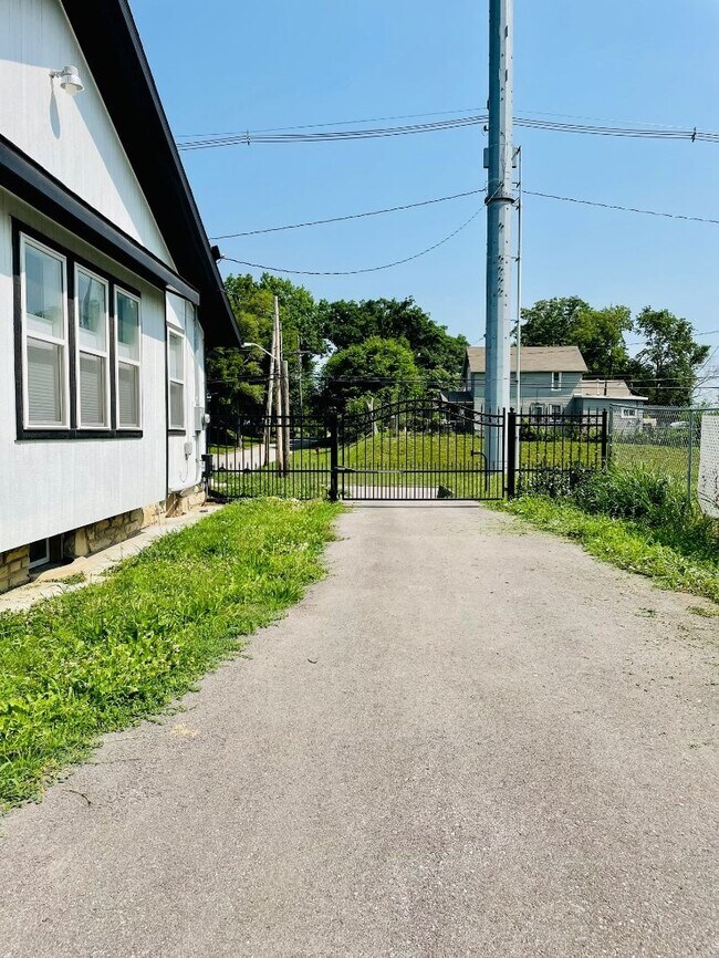 Building Photo - 1241 Douglas Ave