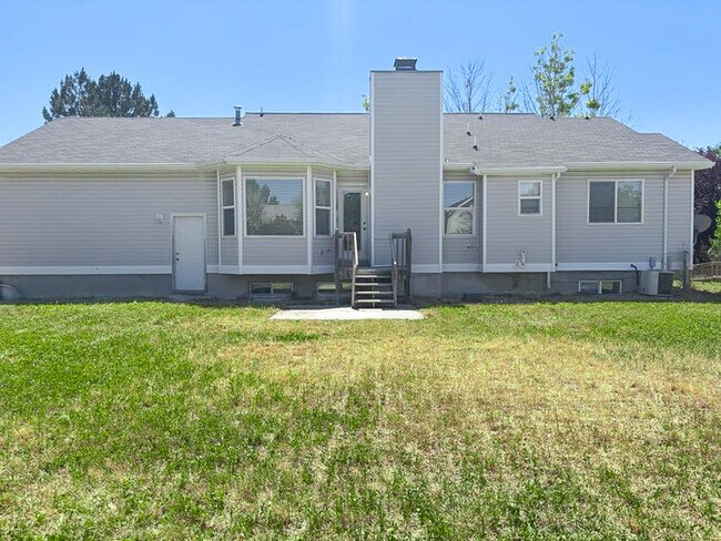 Foto del edificio - Spacious 5-Bedroom Home in Stansbury Park ...