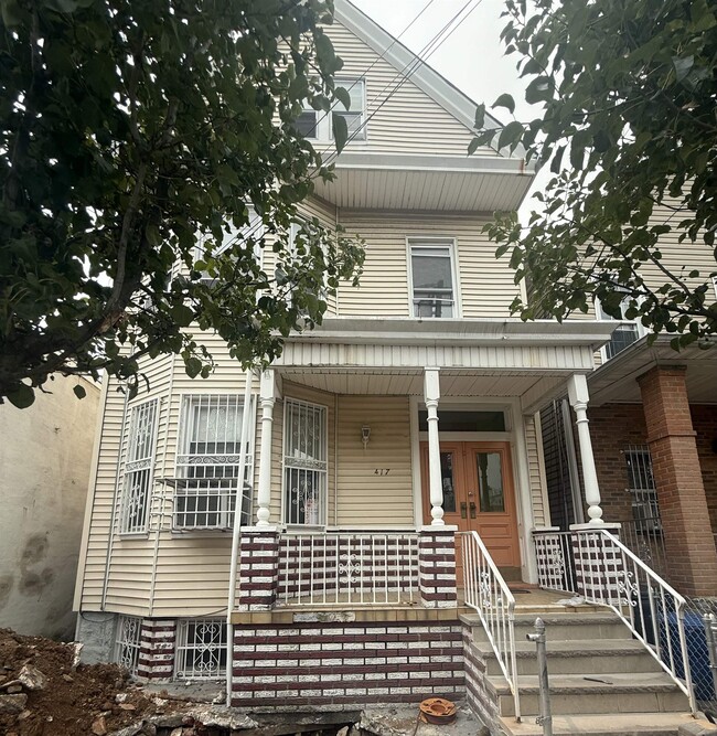 Building Photo - 417 42nd St