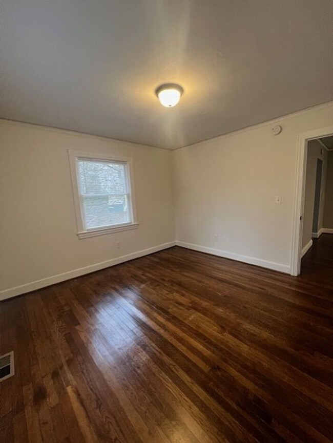 Building Photo - Spacious 2 Bedroom 1 Bathroom Home In The ...