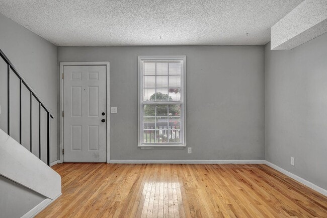 Building Photo - West Nashville 2-bedroom, 1.5-bathroom