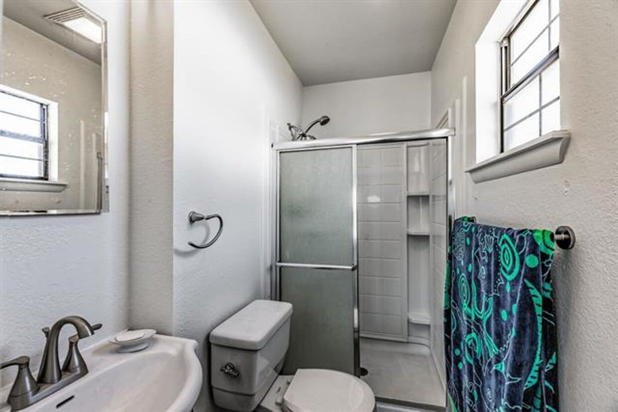 Primary Photo - 3 Bedroom 2 Bath Home