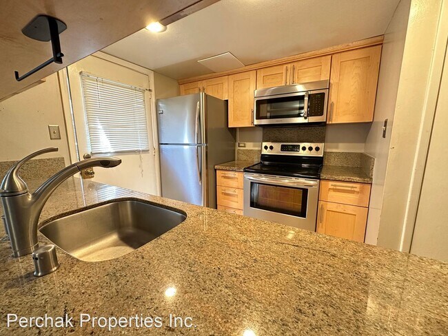 Building Photo - 2 br, 1.5 bath House - 5497 Roundtree Dr #E