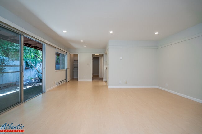 Building Photo - Willow Park | Stylish Condo | Newly Updated
