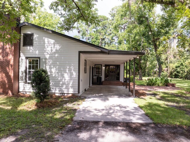 Building Photo - Renovated 4 Bedroom, 3 Bath home in Live Oak