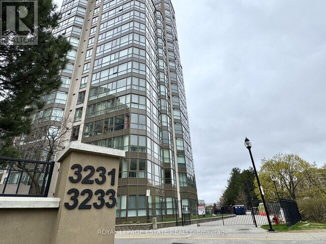 Photo du bâtiment - 807-3231 EGLINTON Ave