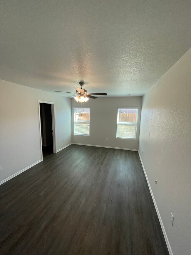 Foto del edificio - *Pre-leasing* Three Bedroom | Two Bath Home in Legend Pond