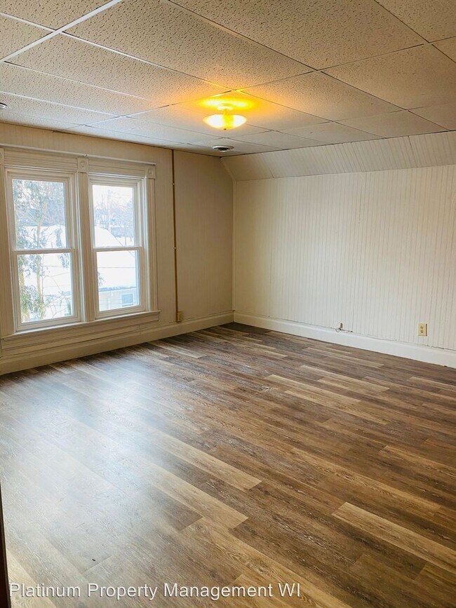 Building Photo - 1005 E 7th St