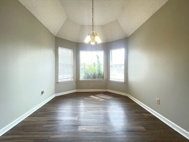 Foto del edificio - Plum Point Village home!