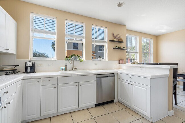 Building Photo - 770 Millbrae Ct