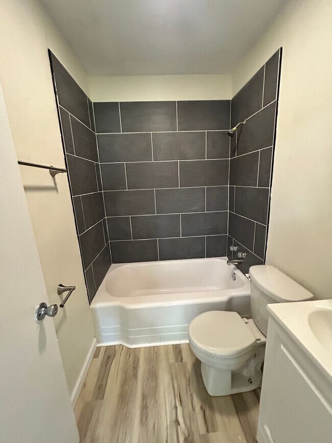 Foto del edificio - Large 3 bedroom in Hazelwood