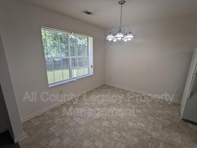 Building Photo - 834 Hillandale Ln