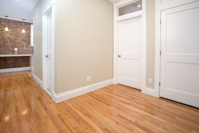 Photo - 1111 Boylston St House