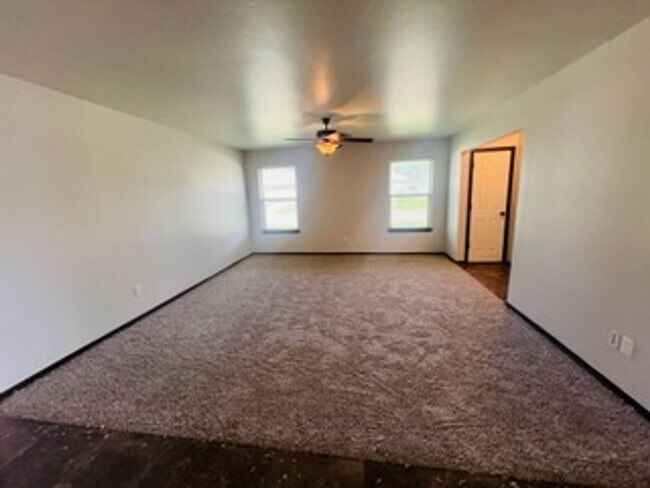 Foto del edificio - 3BR 2BA duplex with 2 car garage!!