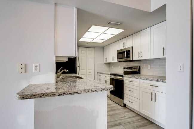 Building Photo - 100 Crestwood Ct N