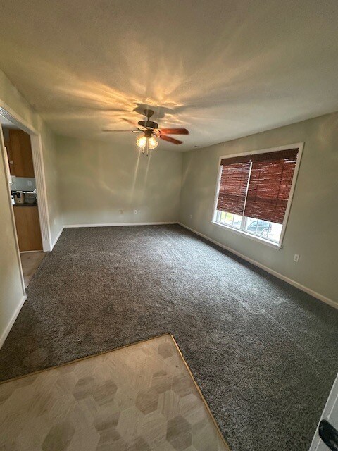 Sala de estar - 105 Braxton Ct