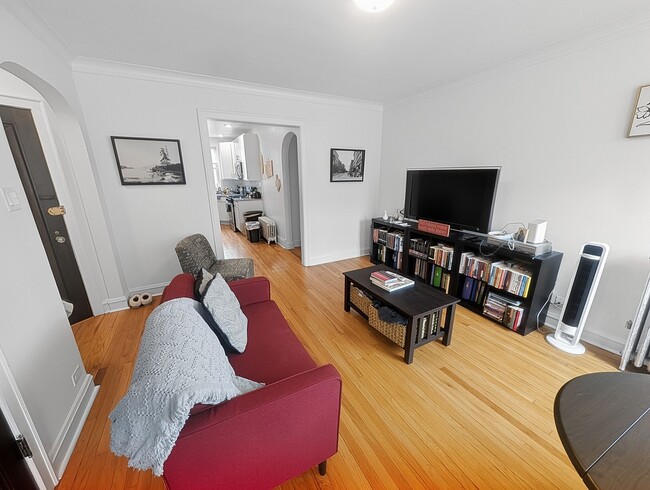Building Photo - Spacious 1 BR - New Renovation Near the Lake on Quiet Block!