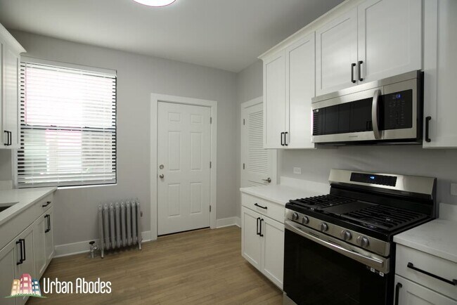 Building Photo - 1406 W Summerdale Ave