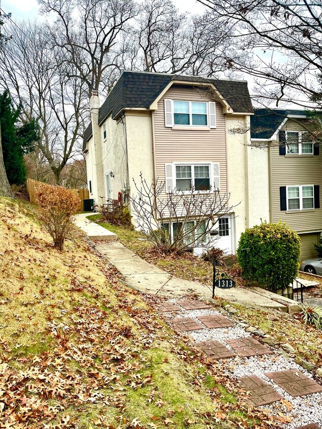 Foto principal - 3 Bedroom 3 Full Baths Twin Home in the Ha...