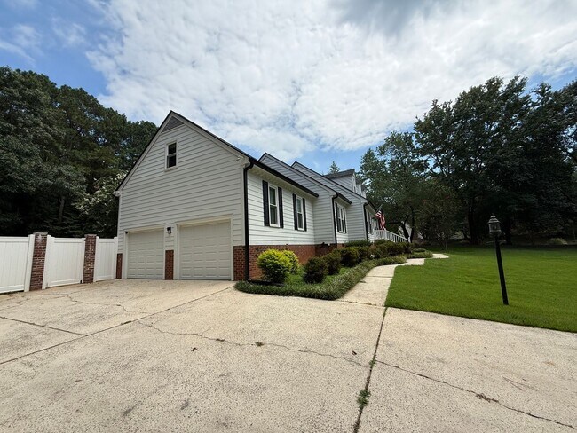 Foto del edificio - Stunning *4BD, 3BA North Raleigh Home on a...