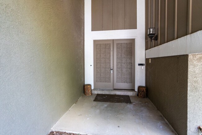 Foto del edificio - Spacious 5-Bedroom Retreat in a Serene Nei...