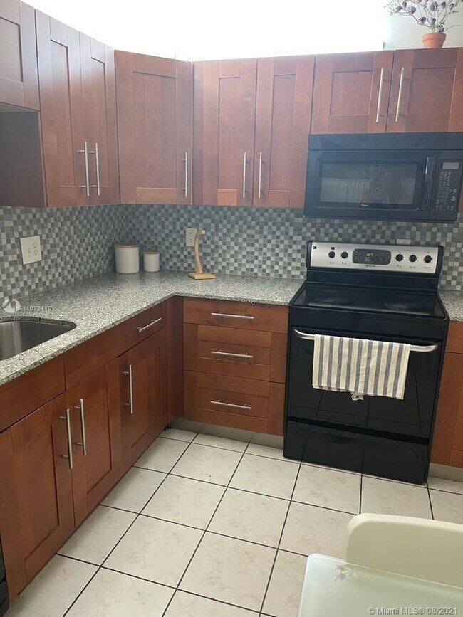 Foto del edificio - 16280 Laurel Dr