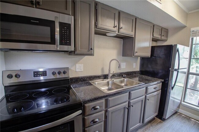 Foto del edificio - 1510 W N Loop Blvd