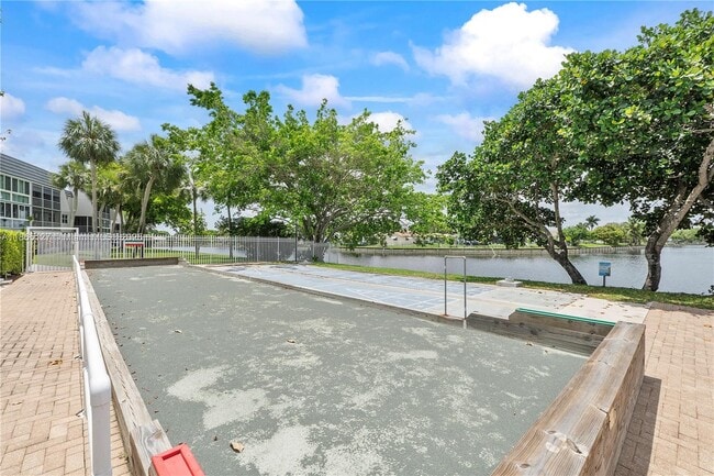 Foto del edificio - 9091 Lime Bay Blvd