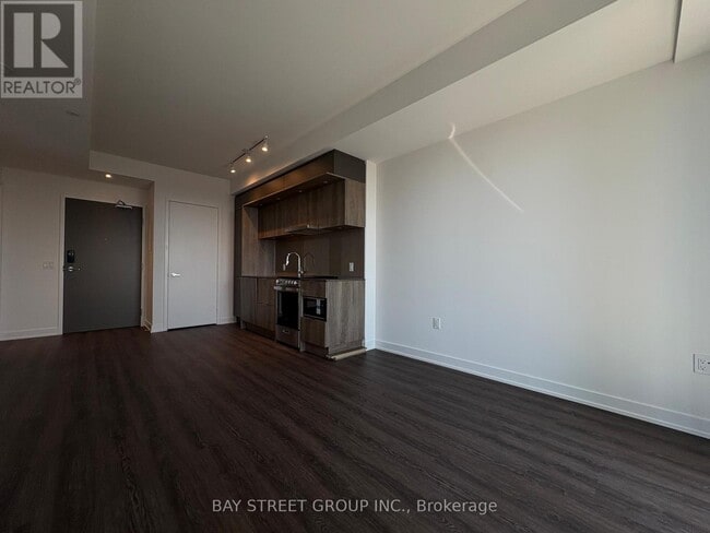 Building Photo - 448 Burnhamthorpe Rd W