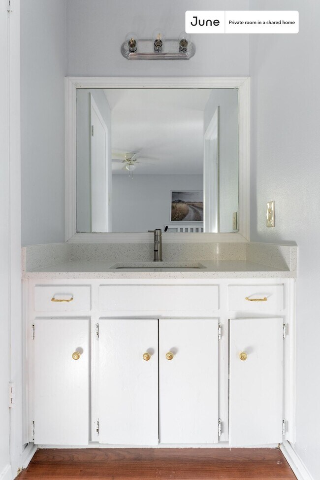 Foto del edificio - Private bedroom in 3 bed/2 bath Home