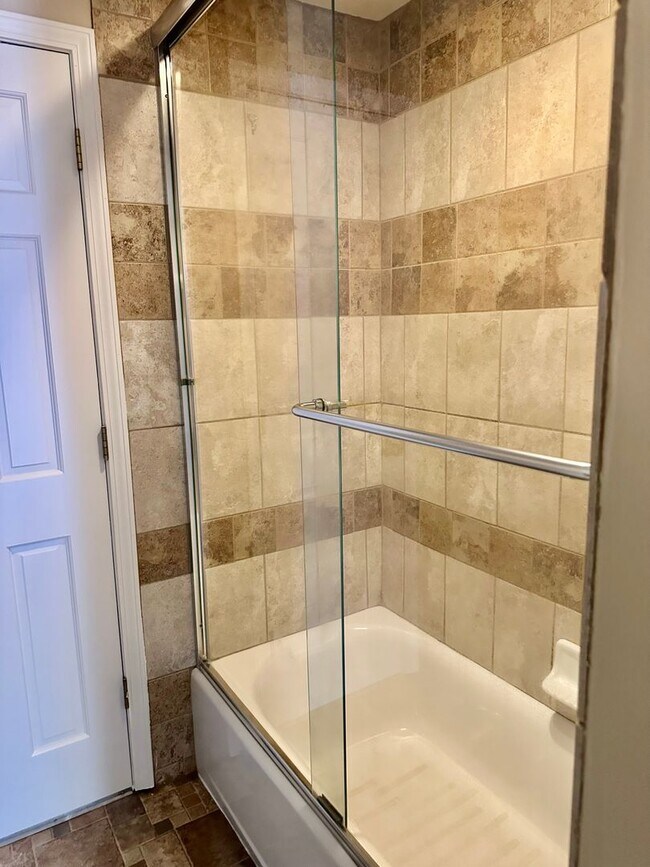 Foto del edificio - High-End 3-Bedroom, 1-Bath Duplex for Rent...