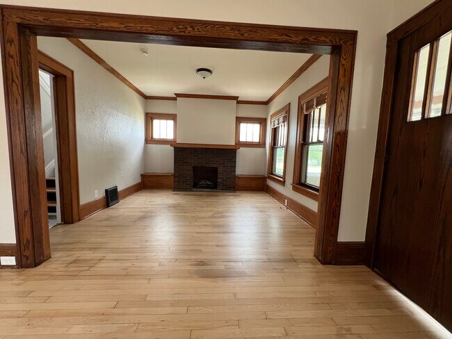 Building Photo - 1227 N Main St