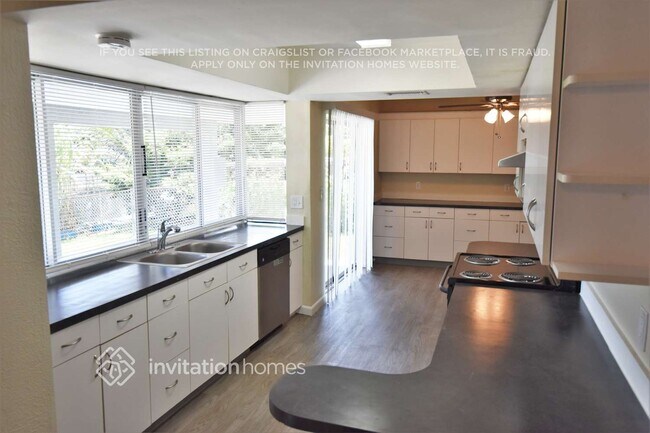 Building Photo - 1612 W River Dr