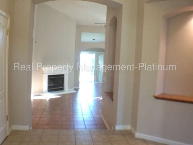 Foto del edificio - 10332 N Dearing Ave
